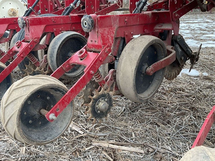 case-ih-cyclo-air-6-row-planter-image-19