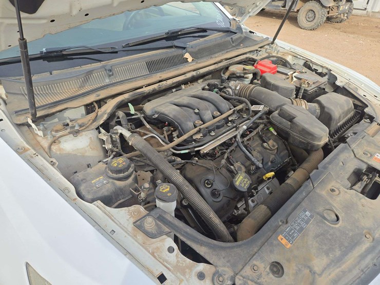 2013-ford-taurus-se-sedan-4d-image-19