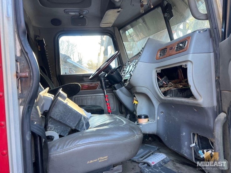 2007-peterbilt-379-tri-axle-dump-truck-image-19