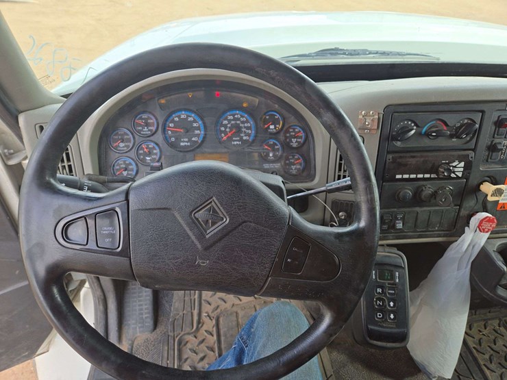 2009-international-7300-image-24