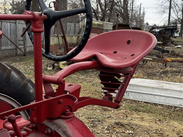 farmall-f-20-narrow-front-on-rubber-image-38