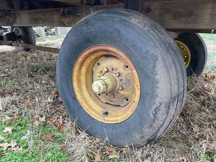 hay-wagon-w/-john-deere-running-gear-image-10