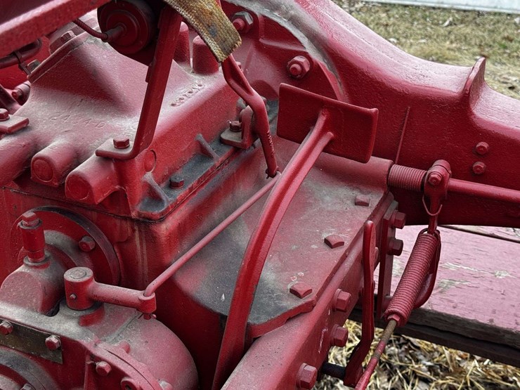 farmall-f-20-narrow-front-on-rubber-image-34