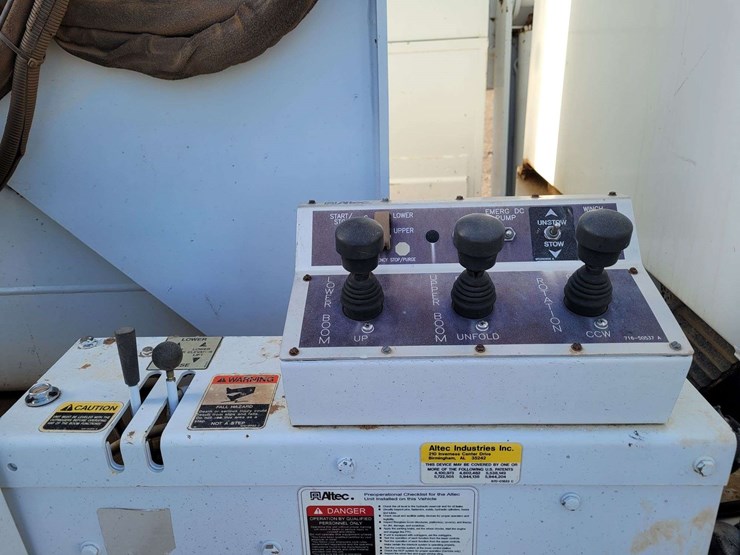 2013-international-harvester-sx525-truck-bucket-truck-image-11