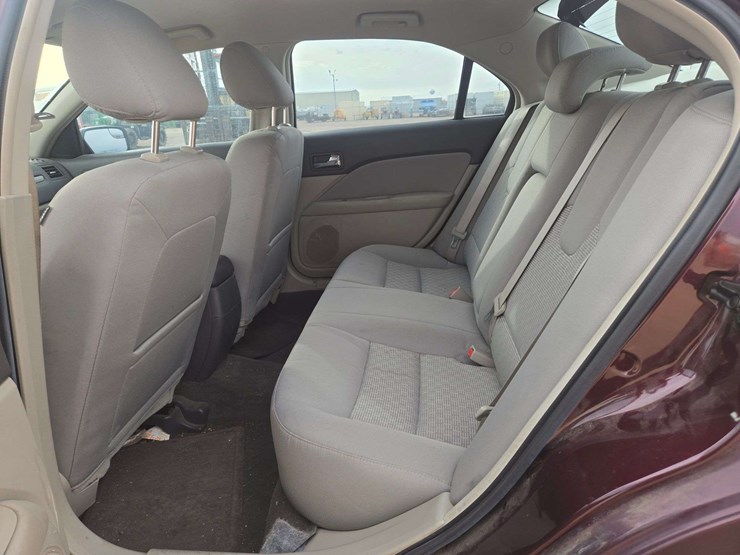 2011-ford-fusion-sedan-image-10