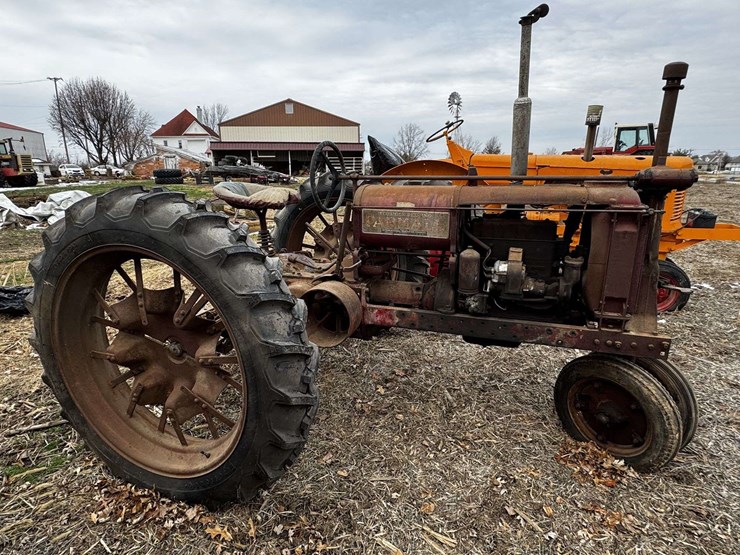 farmall-f-12-narrow-front-on-rubber-image-5