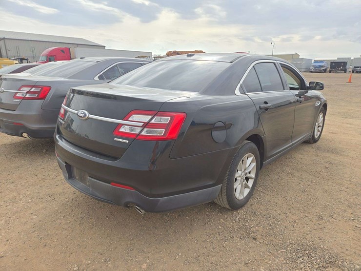 2013-ford-taurus-se-sedan-4d-image-3