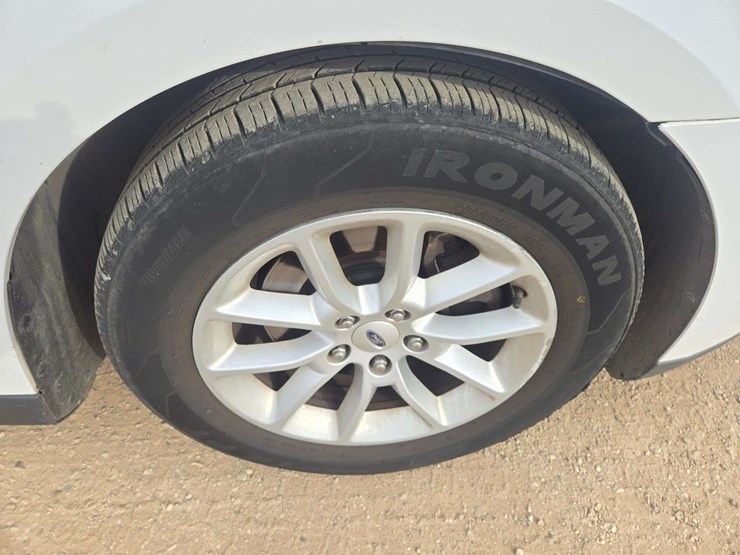 2013-ford-taurus-se-sedan-4d-image-7