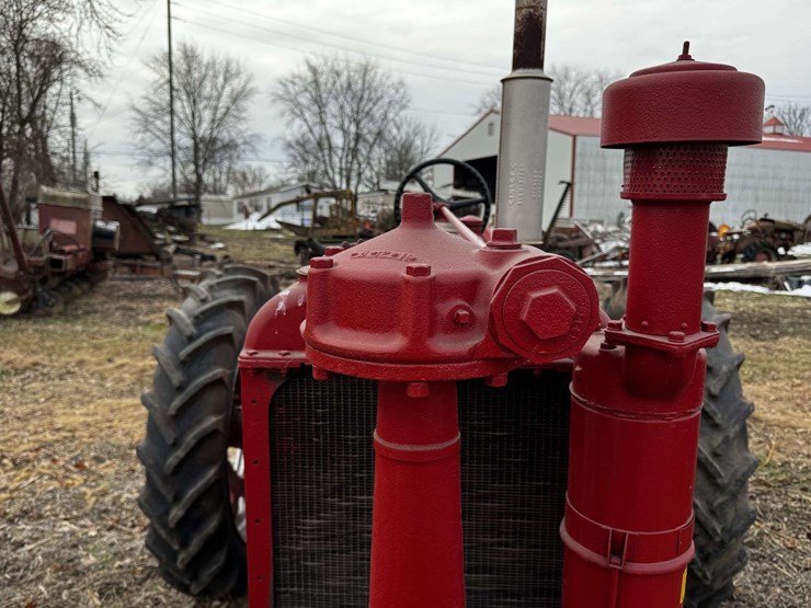 farmall-f-20-narrow-front-on-rubber-image-51