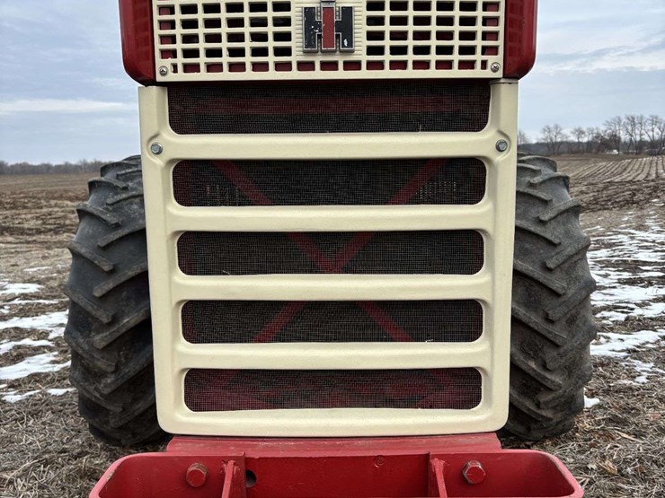 farmall-560-wide-front-(puller?)-image-11