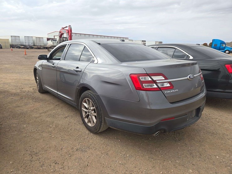 2014-ford-taurus-se-sedan-4d-image-4