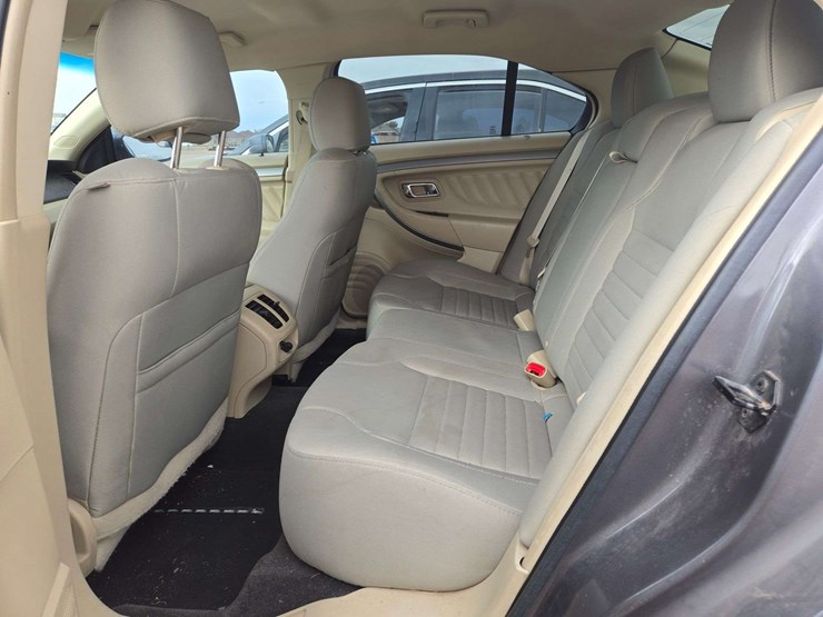 2014-ford-taurus-se-sedan-4d-image-10