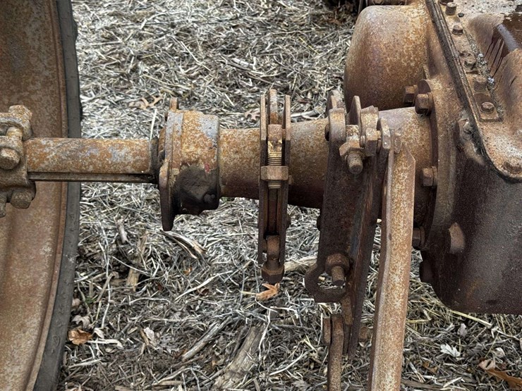 farmall-f-12-narrow-front-on-rubber-image-25