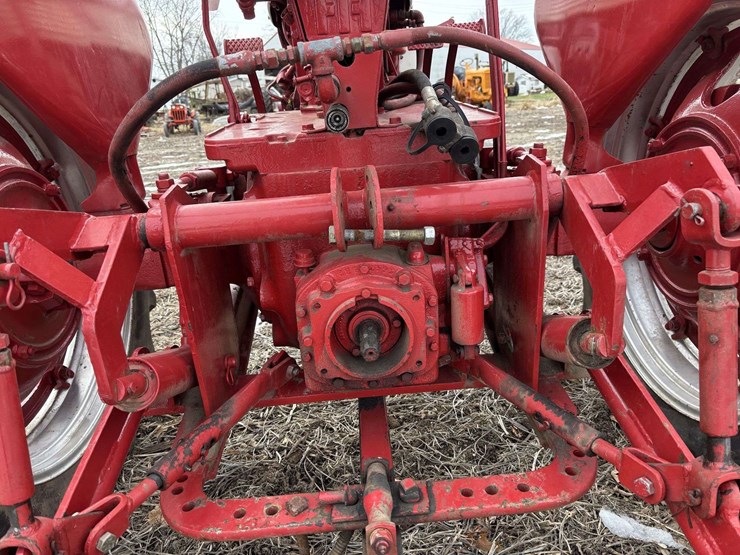 farmall-560-wide-front-(puller?)-image-60