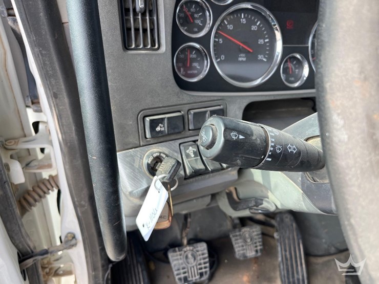 2015-kenworth-t880-image-18