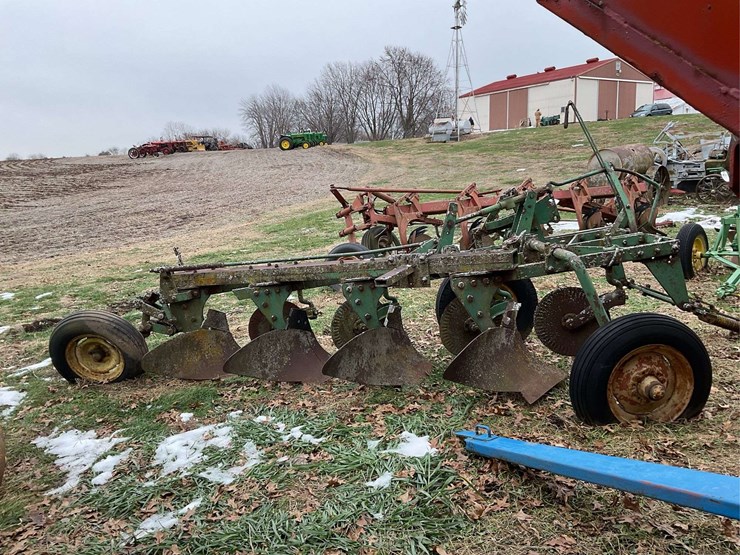john-deere-pull-tye-4-bottom-plow-on-rubber-image-3