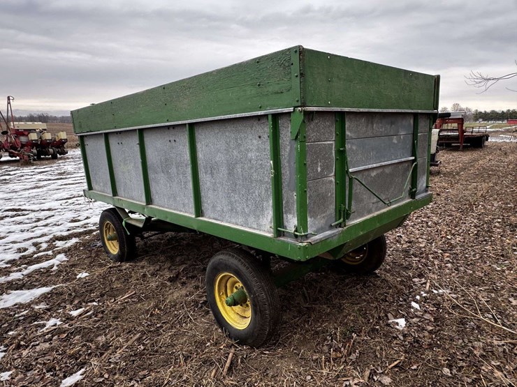 heider-12'-box-wagon-on-john-deere-running-gear-image-3