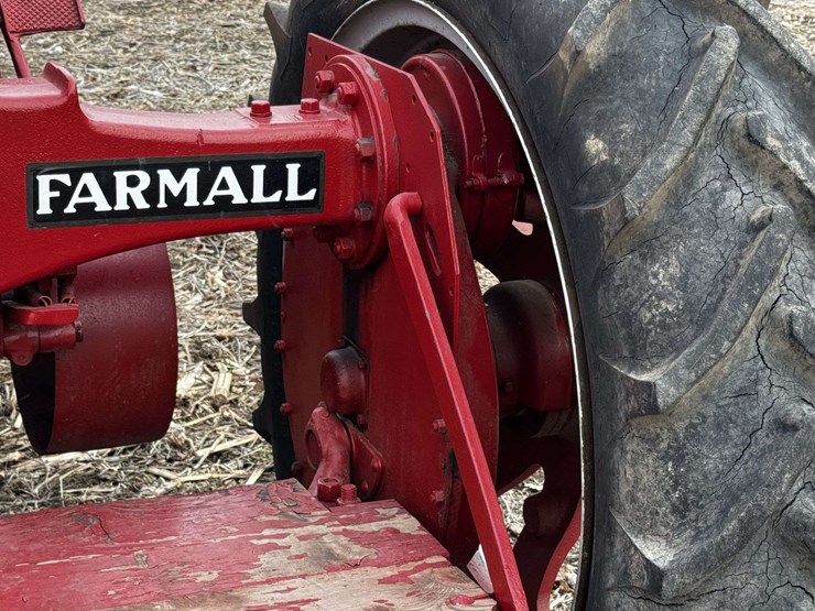 farmall-f-20-narrow-front-on-rubber-image-15