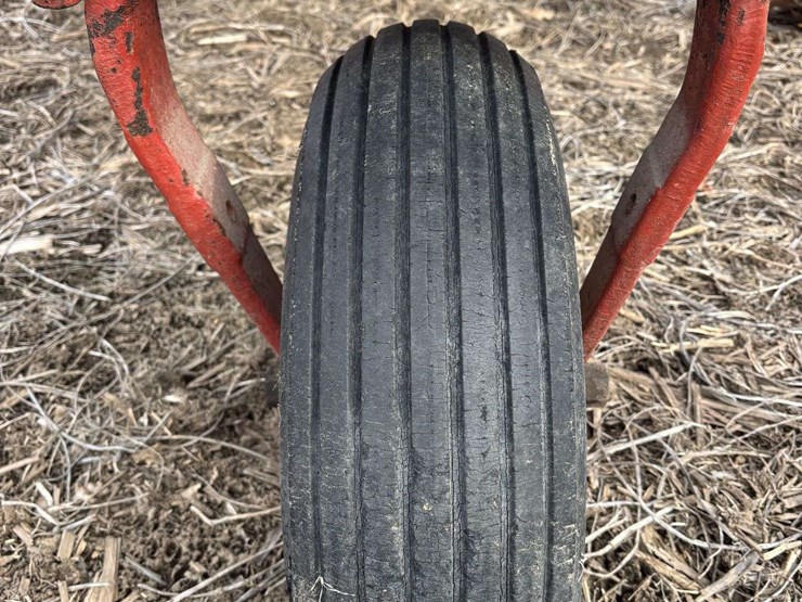 farmall-f-12-single-front-on-rubber-with-cast-steel-rim-and-rear-steel-image-59