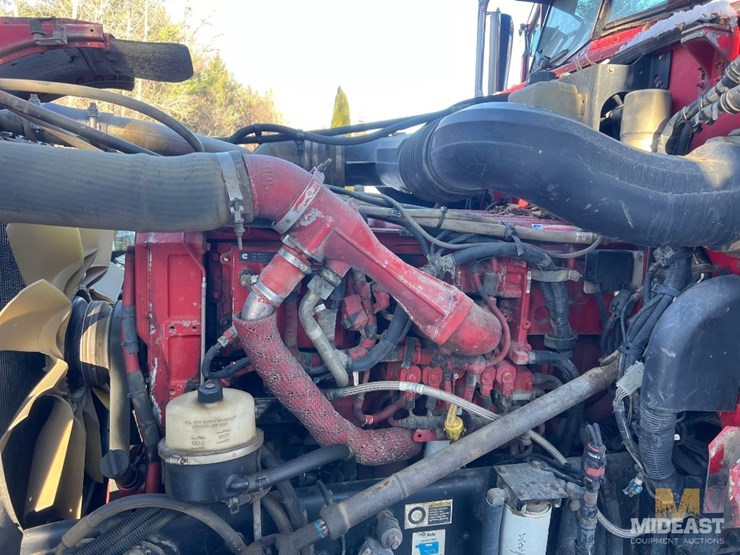 2007-peterbilt-379-tri-axle-dump-truck-image-24