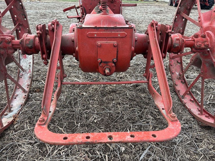 farmall-f-12-single-front-on-rubber-with-cast-steel-rim-and-rear-steel-image-20