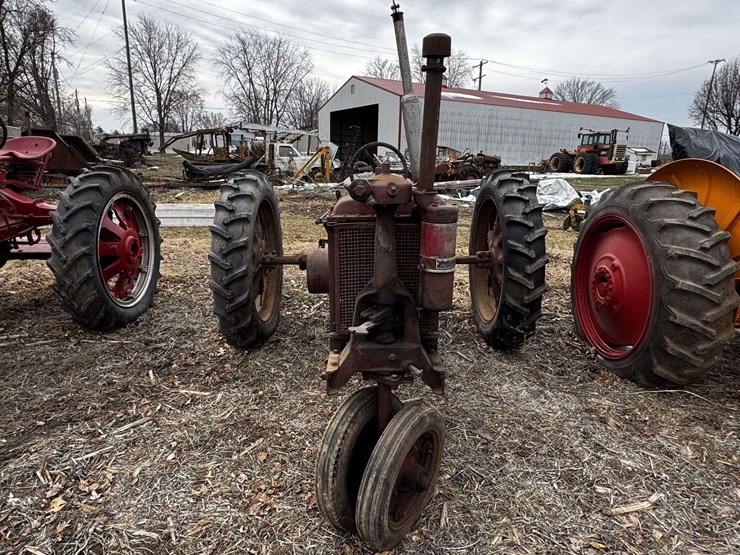 farmall-f-12-narrow-front-on-rubber-image-28