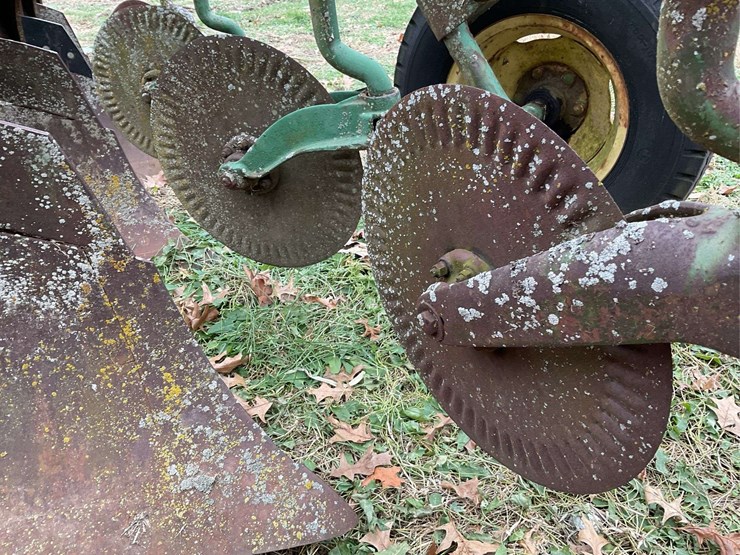 john-deere-pull-tye-4-bottom-plow-on-rubber-image-18