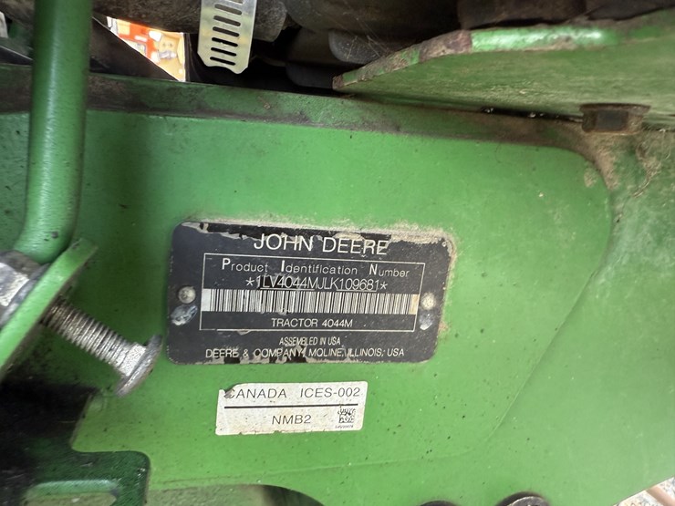john-deere-4044m-image-3