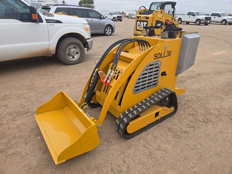 2025-sdlanch-sdll30-mini-skid-steer-image-1