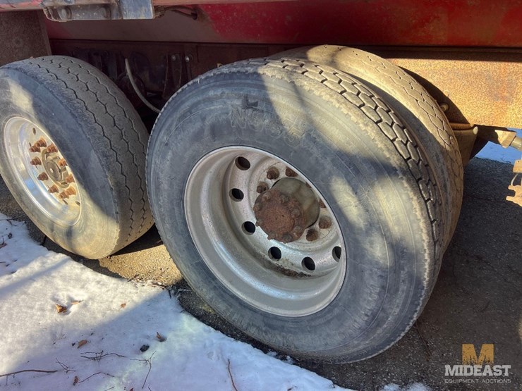 2007-peterbilt-379-tri-axle-dump-truck-image-15