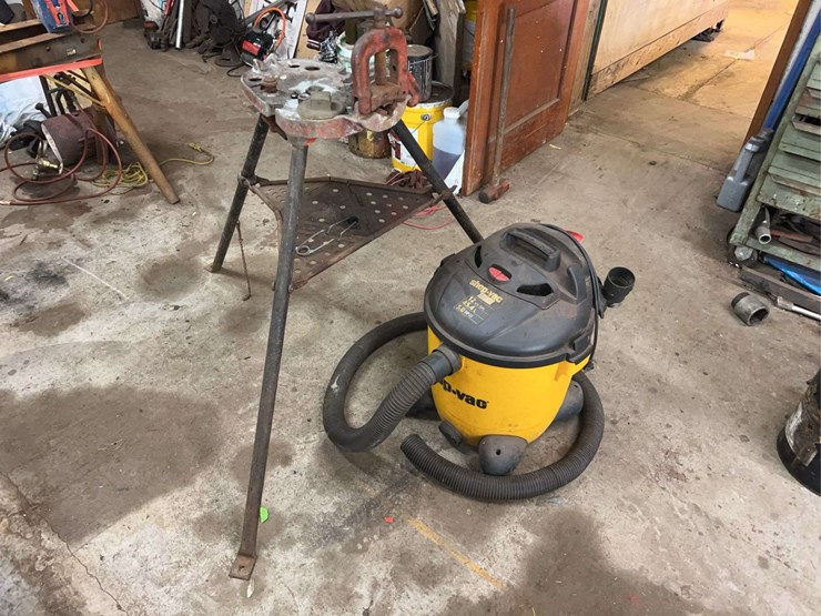 pipe-vise-and-shop-vac-image-1