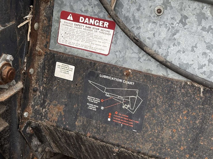 deutz-allis-6-row-corn-head-w/ac-pickup-reel-attachment-image-12