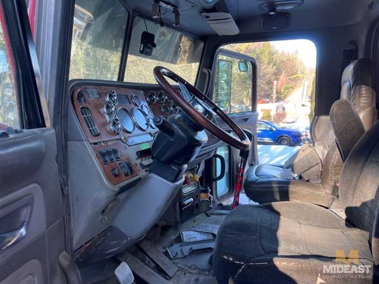 2007-peterbilt-379-tri-axle-dump-truck-image-22