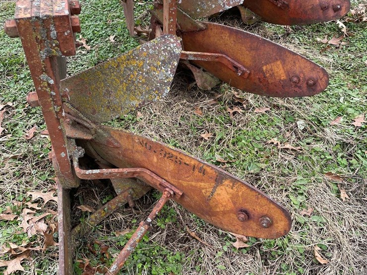 allis-chalmers-3-bottom-mounted-plow-image-17