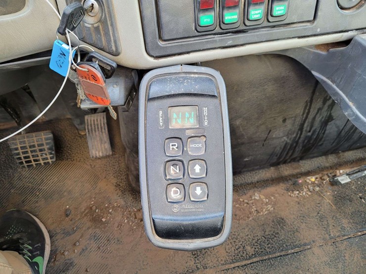 2009-international-harvester-sx525-truck-digger-derrick-truck-image-27