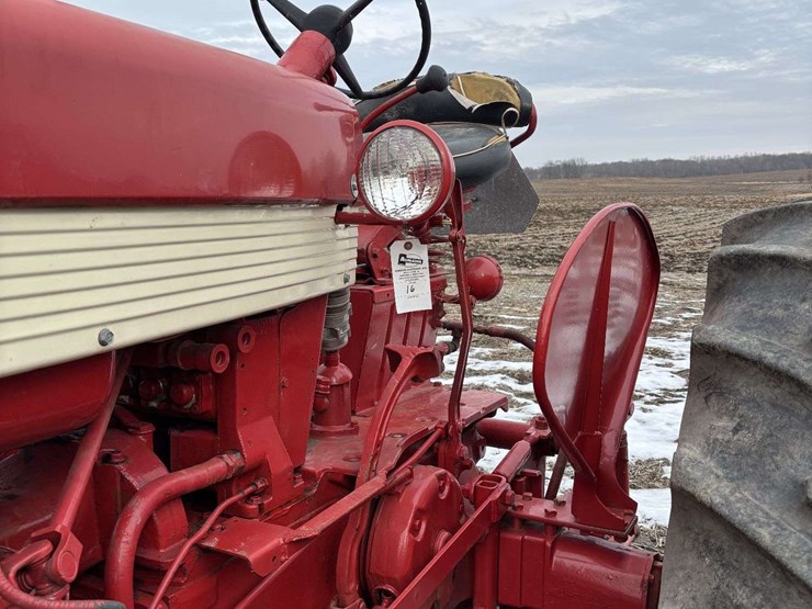 farmall-560-wide-front-(puller?)-image-52