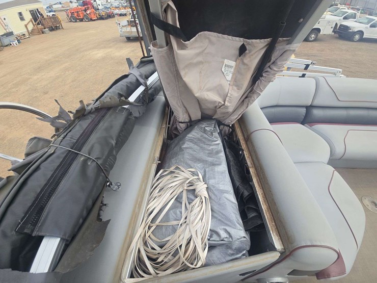 2017-lowe-ss210-pontoon-boat-image-26