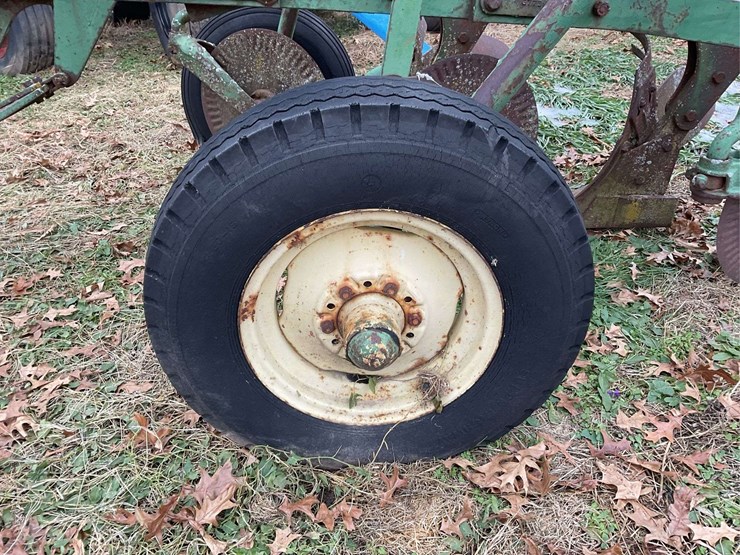 john-deere-pull-tye-4-bottom-plow-on-rubber-image-9