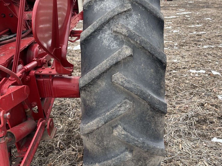 farmall-560-wide-front-(puller?)-image-47