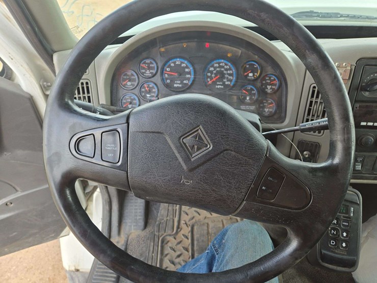 2009-international-7300-image-26