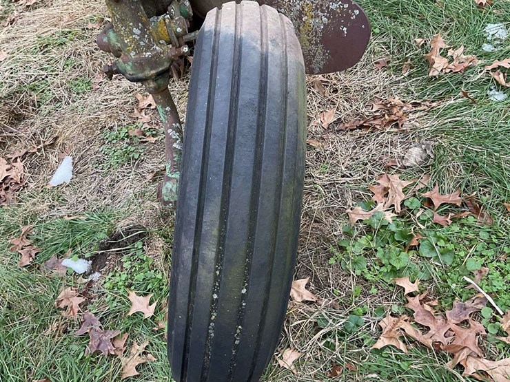 john-deere-pull-tye-4-bottom-plow-on-rubber-image-12