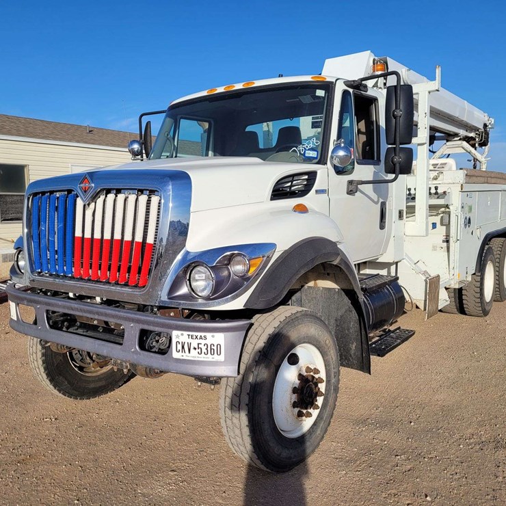 2009 International Harvester SX525 Truck Digger Derrick Truck