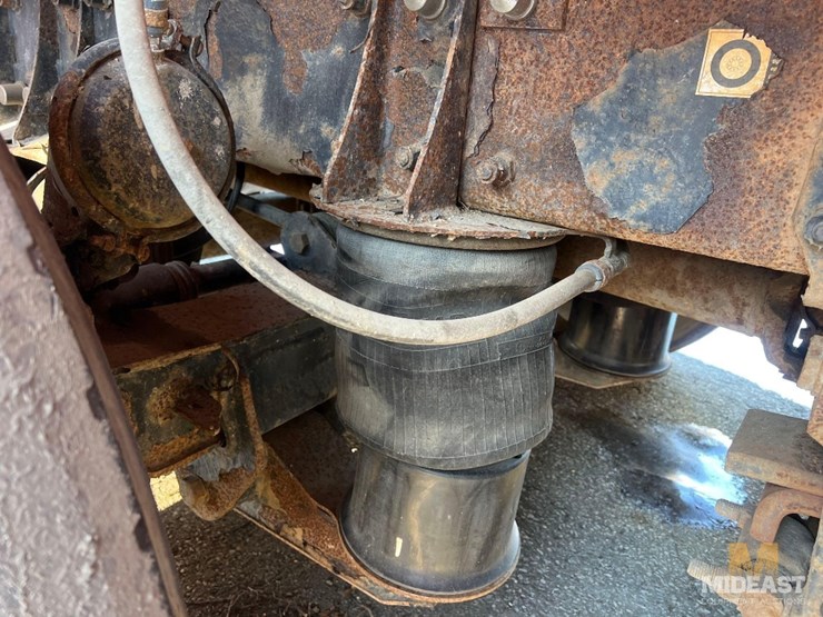 2007-peterbilt-379-tri-axle-dump-truck-image-9