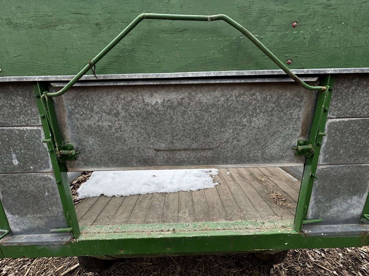 heider-12'-box-wagon-on-john-deere-running-gear-image-20