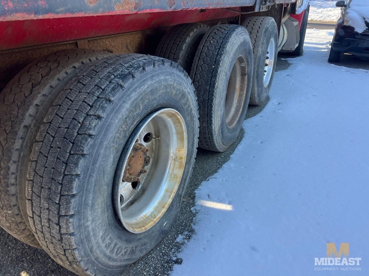 2007-peterbilt-379-tri-axle-dump-truck-image-10