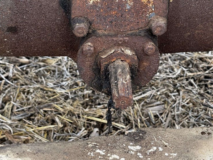 farmall-f-12-narrow-front-on-rubber-image-23