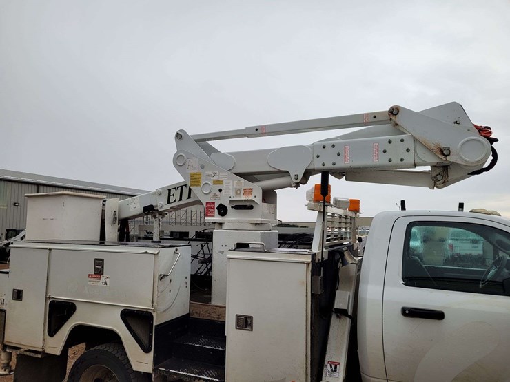 2014-ram-5500-chassis-regular-cab-2d-bucket-truck-image-4