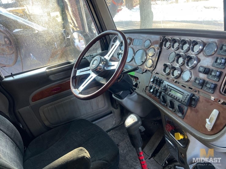 2007-peterbilt-379-tri-axle-dump-truck-image-21