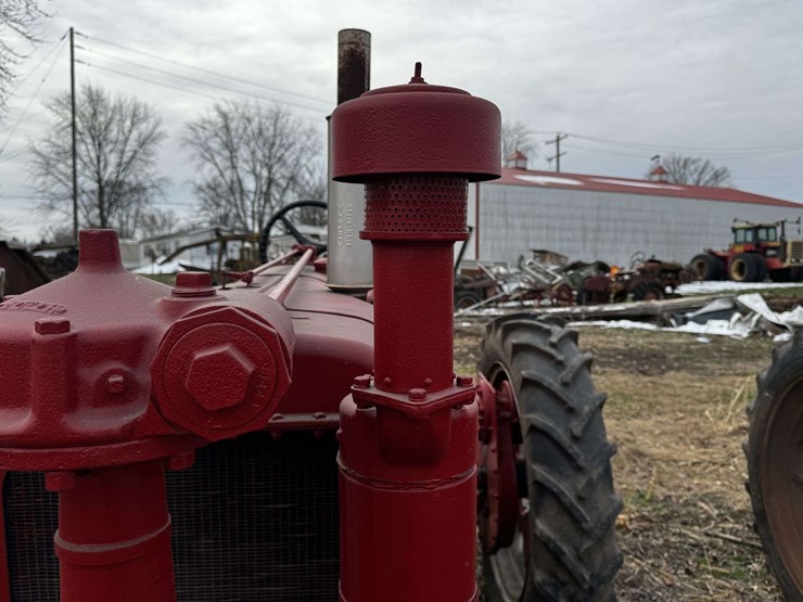 farmall-f-20-narrow-front-on-rubber-image-43