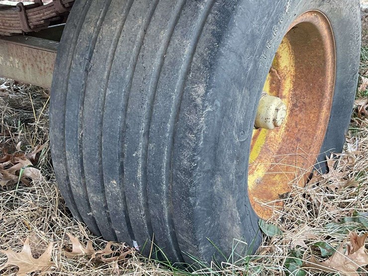 hay-wagon-w/-john-deere-running-gear-image-12